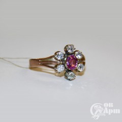 Кольцо с бриллиантами и розовым сапфиром